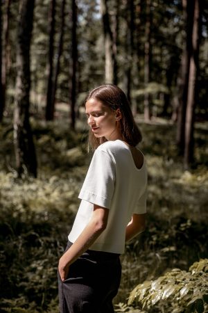 Model in nachhaltigem Basic-Shirt