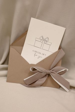 brauner Umschlag mit Schleife