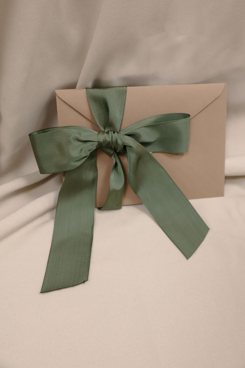 brauner Umschlag mit Schleife