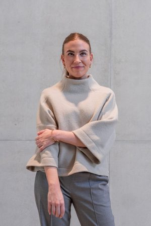 Beiger Kimono-Pullover mit minimalistischer Silhouette und weitem 3/4 Arm aus reiner Wolle